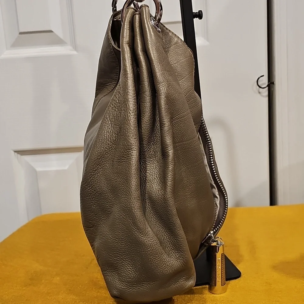 Michael Kors Collection Tonne Taupe Hobo Shoulder Bag EUC BMK-1109H